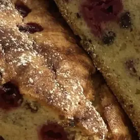 Десерт с шоколадом и вишней